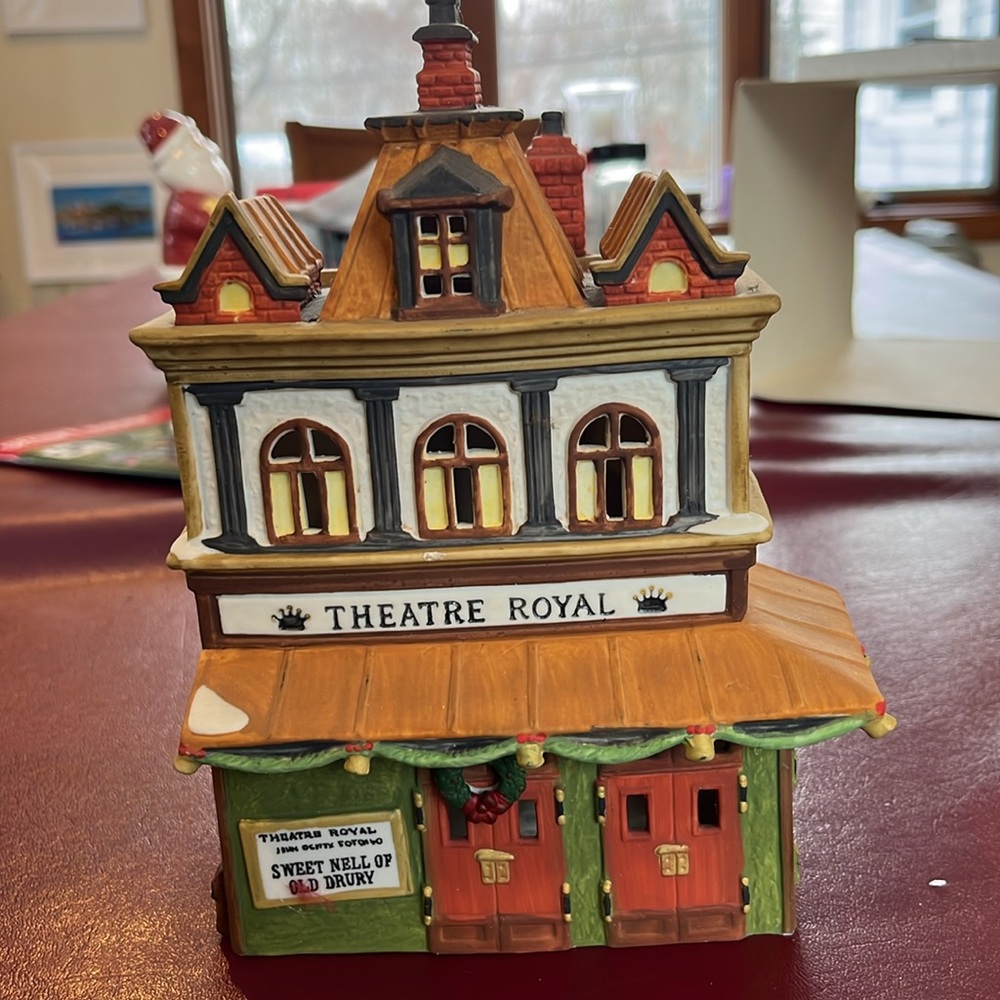 Department 56 Heritage Village collection theater Royal ￼